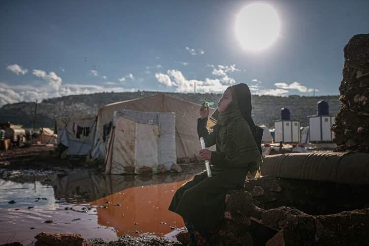<p>M&uuml;lteci &ccedil;ocukların bazılarının ayaklarının &ccedil;ıplak olduğu, &ccedil;amurla kaplı alanda bu şekilde y&uuml;r&uuml;d&uuml;ğ&uuml; ve oynadığı g&ouml;r&uuml;ld&uuml;.</p>
