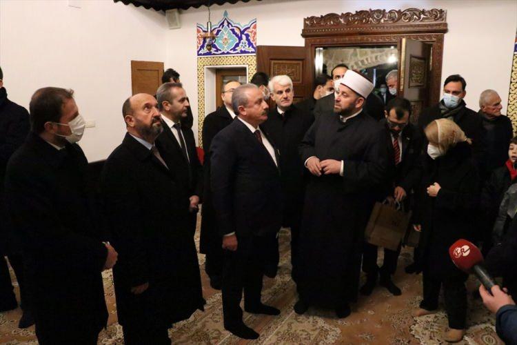 <p>Osmanlı Devleti'nin yüzyıllarca Balkan coğrafyasında hüküm sürüp buraları yönettiğini belirten Şentop, “Buralarda yaşayan etnik kökenden insanların hepsi kendi etnik kökenlerini, toplumlarını muhafaza etmişler, dillerini muhafaza etmişler, dinlerini muhafaza etmişler, ibadethaneleri yüzlerce yıl ayakta kalmış onların. Osmanlı Devleti o zaman dünyanın en büyük gücü ve kurumları çok iyi çalışan, hala tüm dünyanın örnek almaya çalıştığı iyi kurumlar, bilhassa eğitim kurumları olan bir devlet.” dedi.</p>

<p> </p>
