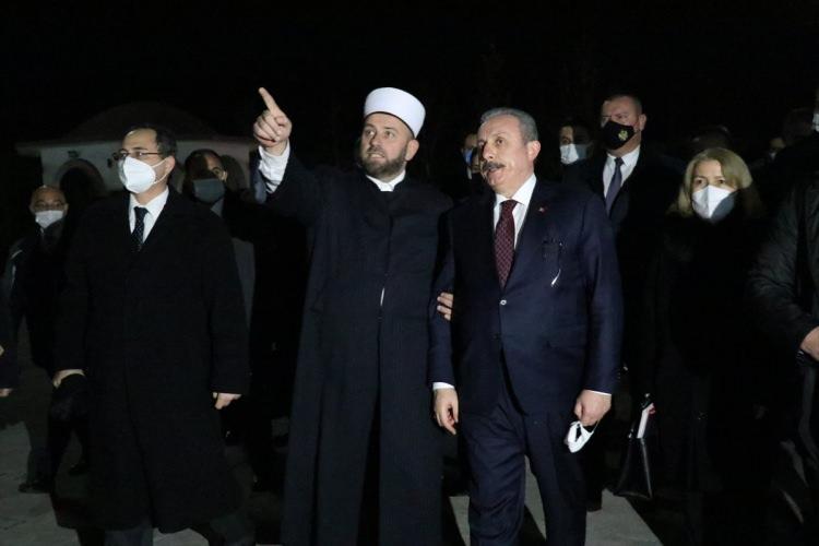 <p>Öte yandan, TBMM Başkanı Mustafa Şentop, resmi temaslarda bulunduğu Karadağ'ın başkenti Podgoritsa’da, Gorica Partizan Heykeli’ne Nazi dönemi kurbanları anısına çelenk bıraktı.</p>
<p> </p>