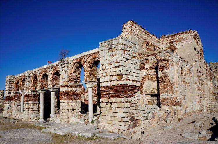 <p>.Camideki özgün mermer döşemenin altından ısıtma sistemi de yapıldı.</p>
