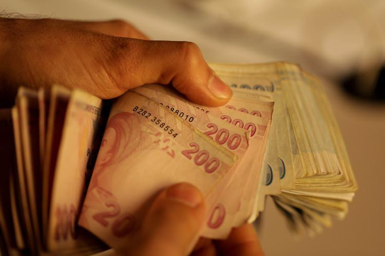 <p>Hak sahibinin ölümü halinde bu aylık dul eşe ve % 75 oranında bağlanır, ancak dul eşin tekrar evlenmesi halinde kesilir. Bunlardan herhangi bir sosyal güvenlik kurumundan gelir veya aylık bağlanmadığı gibi, zorunlu olarak sosyal güvenlik kurumlarından birine tâbi olmayı gerektiren bir işte de çalışmadığını belgelemek suretiyle yazılı talepte bulunan hak sahiplerinin aylıkları ise yazılı taleplerinin SGK kayıtlarına geçtiği tarihi takip eden aydan geçerli olmak üzere ve bu durumları devam ettiği müddetçe 30 günlük net asgarî ücret tutarı (dul eşler için bu tutarın % 75’i) esas alınarak ödenir.</p>