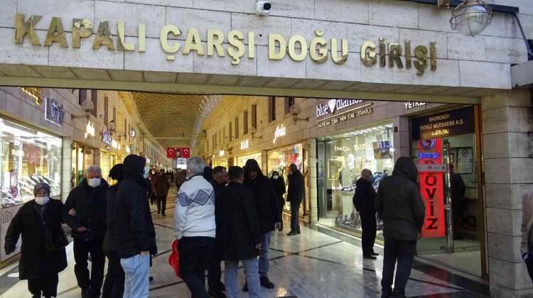 <p>Dövizdeki düşüş sonrası altın fiyatları geriledi. Vatandaşlar ise sabahın erken saatlerinde altın almak için Kapalıçarşı’daki kuyumculara akın etti. </p>
