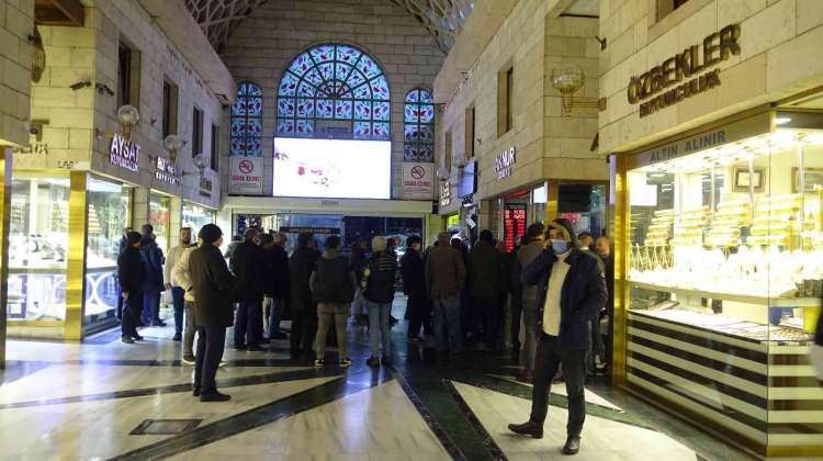 <p>“Yaşanan düşüş ile altına talep oluştu”</p>

<p>Sabah piyasaların hareketli olduğunu vurgulayan Kapalıçarşı kuyumcusu Can Güzeliş, “Altının gram fiyatı bin 30 TL’den 850 TL’ye kadar geriledi. Bunu tabi fırsat olarak değerlendiren vatandaşlarımız sabah erken saatlerde gelerek TL’de ki paralarını altına çevirdiler. Dolayısıyla altına talep oluştu. </p>
