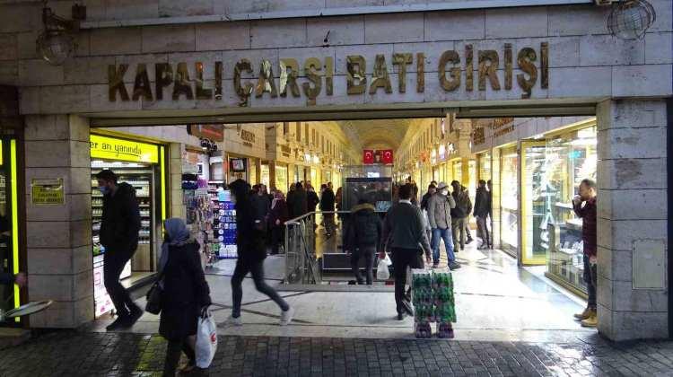 <p>Fiyatlar yeni olduğu için makas arasında çok fark oluyor. Bu fiyatların belli bir süre oturması gerekiyor. Bizler bunu bekliyoruz. Oturduktan sonrada piyasaların yoluna gireceğini düşünüyorum. Anlık fiyatlar şu an gram altın 850 TL, çeyrek altın bin 400 TL, yarım altın ise 2 bin 800 TL’den işlem görüyor. Piyasada şu anda oynama söz konusu ama bizler öğleden sonra fiyatların oturacağını düşünüyoruz. Panik haliyle vatandaşların işlem yapmamasını tavsiye ediyoruz” şeklinde konuştu.</p>