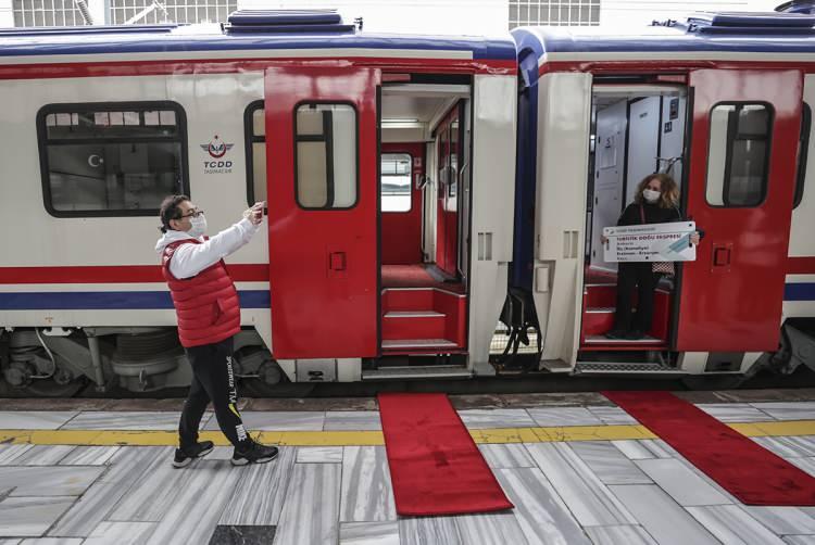 <p>Tülay Aksu da 45 yıl önce yataklı trenle yolculuk yaptığını ancak arkadaşlarıyla yaptığı bu tren yolculuğunun çok daha eğlenceli geçtiğini belirterek, trendeki yemekleri beğendiklerini söyledi.</p>