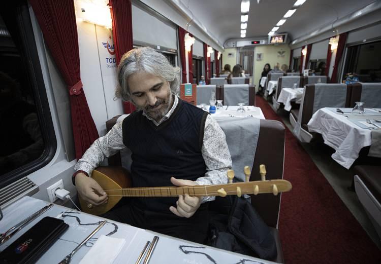 <p>Samsun'dan katılan Zeynep Kasaplı da eltisiyle yılbaşı öncesinde Turistik Doğu Ekspresi ile farklı bir deneyim yaşamak istediklerini, bu ilk sefere katılmanın kendileri için çok özel olduğunu dile getirdi.</p>