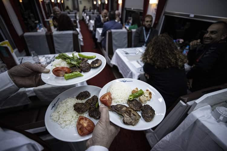 <p>Gül Kasaplı da Muğla Marmaris'ten katıldığını, eltisi Zeynep Kasaplı ile Ankara'da buluşarak trene bindiklerini belirtti. Odanın ilk başta küçük gözüktüğünü ama içine yerleşince aslında kendilerine yettiğini fark ettiklerini aktaran Kasaplı, şöyle konuştu:</p>