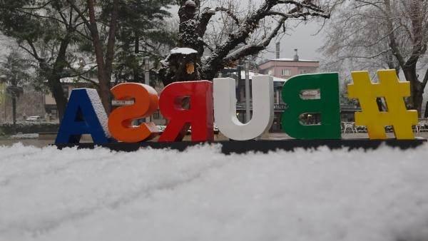 <p>BURSA'DA MEVSİMİN İLK KARI</p>
<p>Bursa'da da, kent merkezinde mevsimin ilk kar yağışı etkili oldu. Kar kalınlığının 2 santimetre, hava sıcaklığının ise sıfırın altında 2 derece olduğu Bursa'da sokaklara çıkanlar, manzarayı fotoğrafladı.</p>