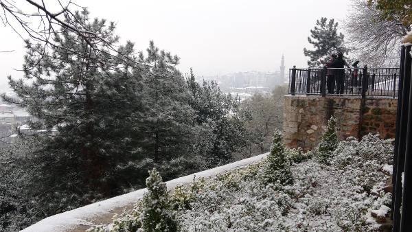 <p>Bursa'da gece saatlerinde etkili olmaya başlayan kar yağışıyla kent merkezi, bu mevsim ilk kez beyaza büründü. </p>