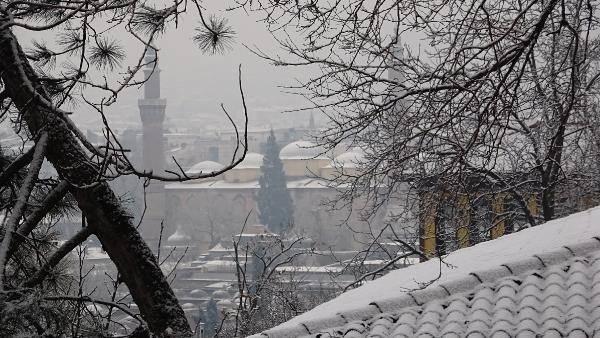 <p>Kent merkezinde hava sıcaklığının sıfırın altında 2 derece, kar kalınlığının ise 2 santim olarak ölçüldüğünü duyuran meteoroloji yetkilileri, Uludağ'da ise kar kalınlığının 65 santime ulaştığını kaydetti.</p>