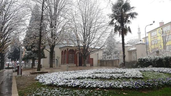 <p>Öte yandan Büyükşehir Belediyesi ekipleri, 17 ilçede karla mücadele çalışmalarını sürdürüyor. Toplam 123 iş makinesi ve kamyon ile 360 kişilik personelden oluşan 75 ekip, 24 saat görev yapıyor.</p>
<p> </p>