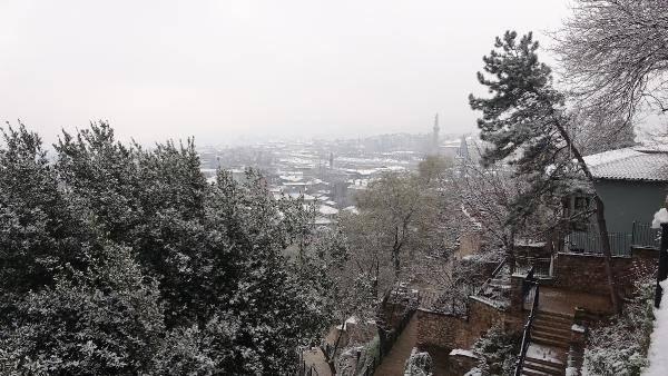 <p>Mudanya yolunda buzlanma nedeniyle meydana gelen trafik kazaları, uzun araç kuyruklarının oluşmasına neden oldu. </p>