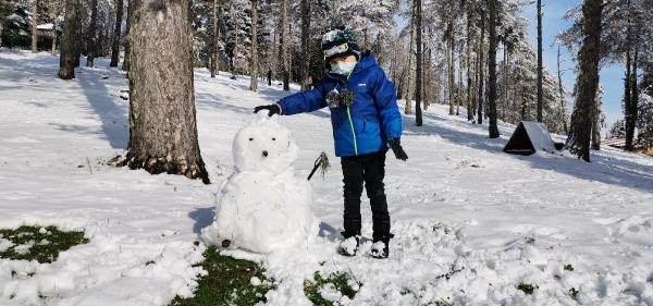 <p>Kentte 2 gündür etkili olan kar yağışıyla birlikte yüksek kesimler beyaza büründü. Yağış sonrası bazı ilçelerde kar kalınlığı 30 santimetreye ulaştı. </p>

