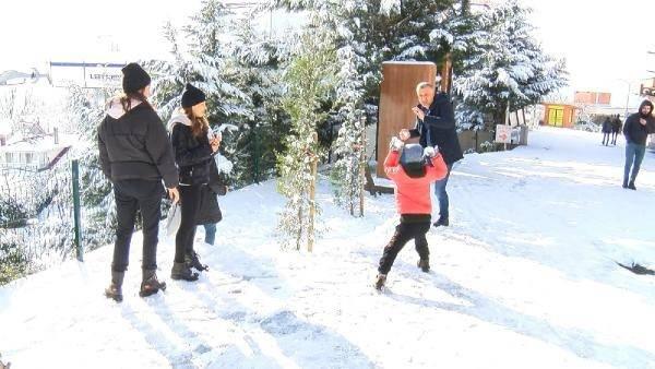 <p> Şehir merkezinden teleferikle Boztepe'ye çıkan vatandaşlar bol bol fotoğraf çekerken, çocuklar da kar topu oynayıp, poşetlerle kaydı.</p>
