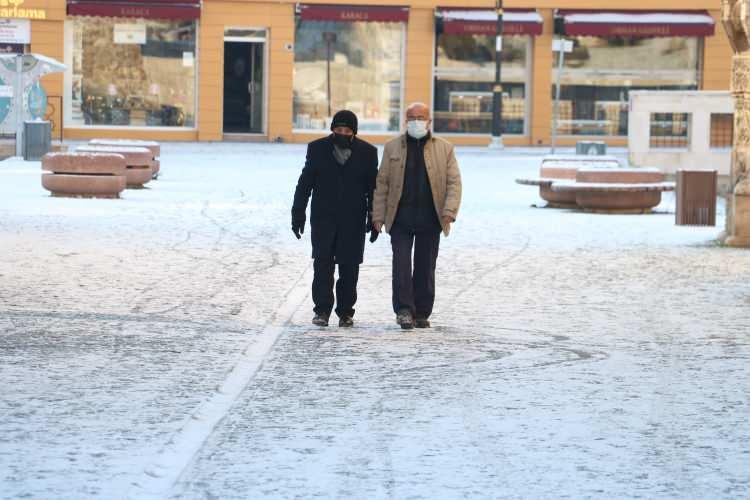 <p>Sivas’ta kent merkezinde hava sıcaklığı-14 dereceye İmranlı ilçesinde ise-26.6 dereceye kadar düştü.</p>

