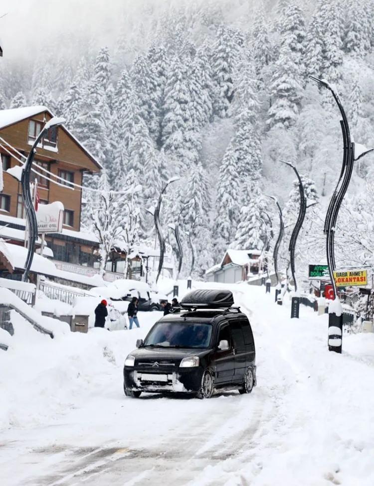 <p>Trabzon, Rize, Giresun ve Artvin'de kar nedeniyle 404 yerleşim biriminin yolu kapandı, Ordu'da da karla mücadele devam ediyor. Rize'de iki gündür aralıklarla devam eden kar sebebiyle merkezde 50, Ardeşen'de 27, Çamlıhemşin'de 12, Çayeli'nde 33, Derepazarı'nda 8, Fındıklı'da 16, Güneysu'da 7, Hemşin'de 8, İkizdere'de 29, İyidere'de 7, Kalkandere'de 22 ve Pazar'da 23 olmak üzere 242 köyle ulaşım sağlanamıyor.</p>