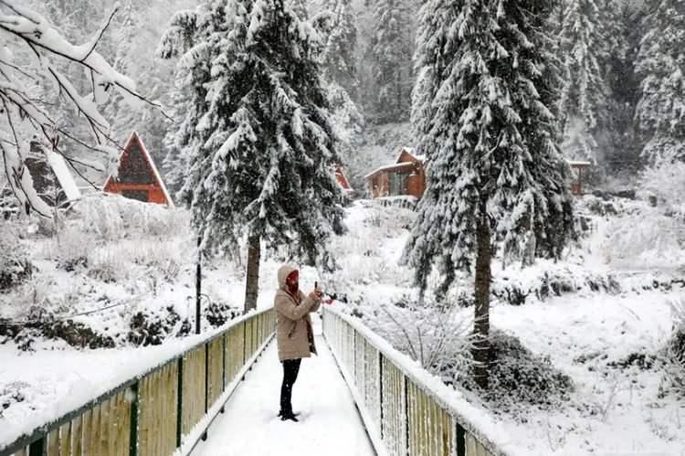 <p>Trabzon</p>
<p>Trabzon'da dün akşam saatlerinde başlayan kar nedeniyle Büyükşehir Belediyesine bağlı ekipler, sabaha kadar çalışmalarını sürdürdü. Kardan kapanan yolların büyük bölümünü açan ve tuzlama yapan ekipler, halen ulaşım sağlanamayan 15 mahalle yolunda çalışmalarına devam ediyor. Kentte, akşam saatlerine kadar kapalı yol kalmaması hedefleniyor. Büyükşehir Belediyesinden yapılan yazılı açıklamada, vatandaşlardan, kar lastiği ve zincir olmayan araçlarla trafiğe çıkmamaları istenerek, "Vatandaşlarımız mümkün olduğunca toplu taşıma araçlarını kullansınlar. Büyükşehir Belediyesi olarak 7/24 hizmetinizdeyiz. Hemşehrilerimiz yaşanacak tüm aksaklıklar için 153'ü arayabilir." ifadesine yer verildi.</p>