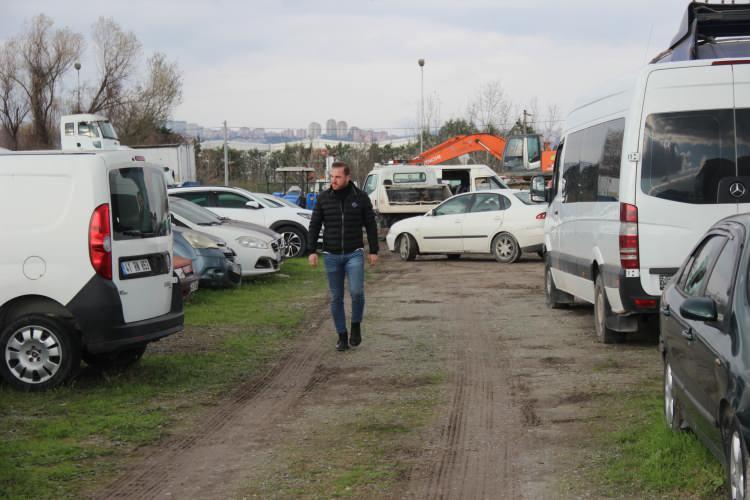 <p>Bu araçlar 2-3 yıla kadar burada kalıyor. Araç sahibi trafik sigortasını yaptırıp geldiğinde önüne otopark ücreti ve vergi ücreti de çıkıyor. Trafik sigortası dönem dönem daha yüksek çıkabiliyor. Vatandaşımız bunları umursamıyor. Bu konuda vatandaşımızın biraz daha duyarlı olmasını diliyoruz. Buraya bağlanan aracın değeri oldukça düşüyor. Çünkü bu araçlar 3 yıl boyunca üstü açık bir ortamda kalıyor. Aracın bağlandığı zamandaki değeri 50 bin liraysa 3 yıl sonraki değeri yarı yarıya düşüyor” dedi.</p>
