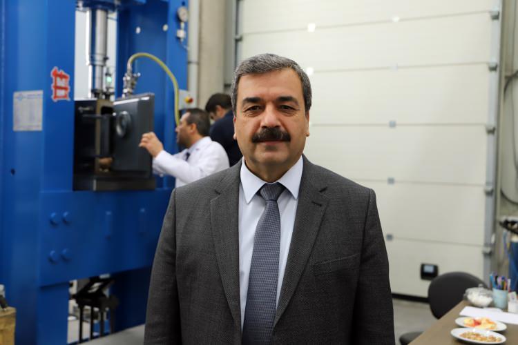 <p>SBTÜ Rektörü Prof. Dr. Mehmet Kul, AA muhabirine, uzun süren çalışmalar sonucunda tamamen yerli cihazlarla laboratuvar ortamında söz konusun mıknatısların "sıcak preslenmiş - izotropik" çeşidini üretmeyi başardıklarını söyledi.</p>
