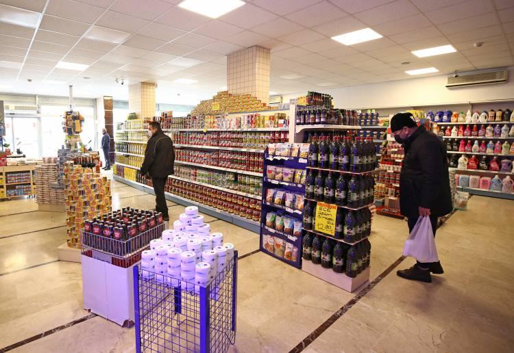 <p>Alışveriş yapan Elif Erdugan da marketlerde fiyatların son dönemde çok fazla arttığına işaret ederek, "Doların düşmesi fiyatlara yansımalı. Dolardaki düşüşün fiyatlara yansımasını bekliyoruz . Dolar düştü, benim bu düşüşe inanmam için markette satılan ürünlerin de fiyatlarının düşmesi lazım." diye konuştu.</p>