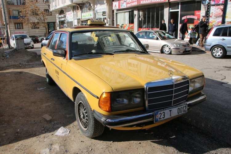 <p>Elazığlı 57 yaşındaki Cemal Aytekin, 31 yıl önce dönemin en lüks ticari araçlarından biri olan 1977 model aracıyla taksicilik yapmaya başladı.</p>
