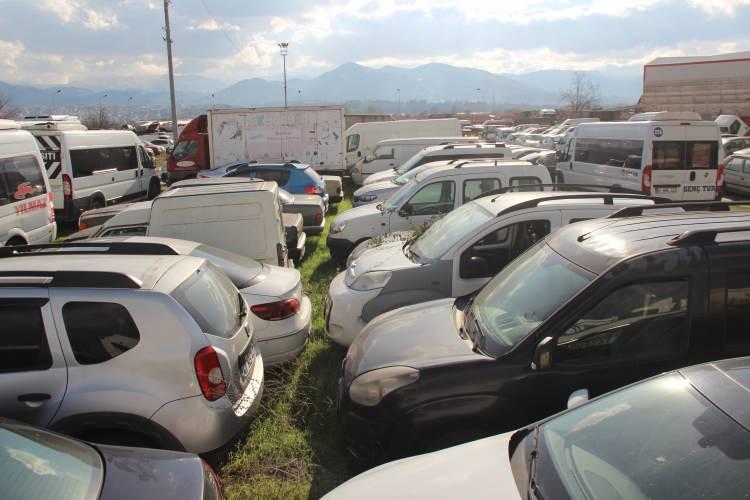 <p>Araçlar terk edilip buraya bırakılıyor. Burada bulunan araçların toplam otopark ücreti hesaplandığında ise 5-6 milyon lirayı buluyor. Araç sahipleri araçlarını almadıkları için terk edilmiş bir vaziyette burada kalıyorlar” şeklinde konuştu.</p>
