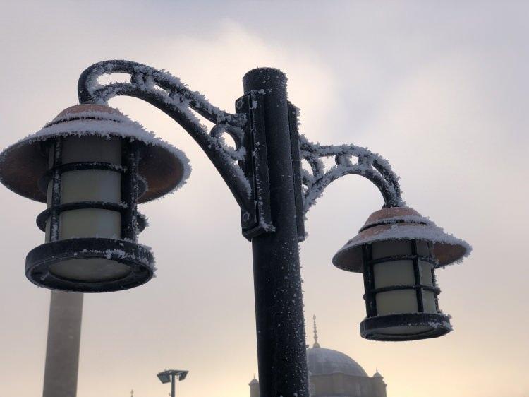 Kars’ta soğuktan vatandaşın kirpikleri buz tuttu