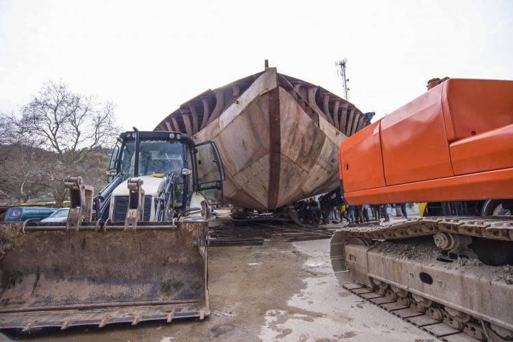 <p>Ciddi istihdam potansiyeli</p>
<p> </p>
<p> Tamamlandığında 350 tonluk bir ağırlığa sahip olacak balıkçı teknesinin inşaatı, Civelek kardeşler tarafından limanda devam edecek. Temmuz 2022’de denize indirilmesi planlanan tekneyle ilgili konuşan Sedat Civelek, “Bundan sonra yapacak olduğumuz üç tane daha tekne var ama yerimiz dar olduğu için yapamıyoruz.</p>