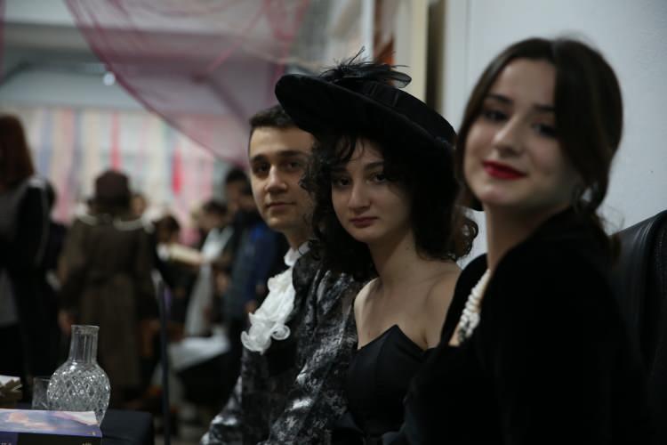 <p>Öğrenci Berra Dere de okuldaki her etkinliğe katılmaya çalıştığını belirterek, "Katıldığım her etkinlik bana farklı bakış açısı katıyor. </p>
