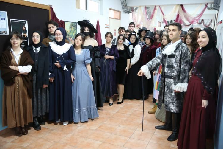<p>Cemil Meriç Sosyal Bilimler Lisesi'nde 21 Aralık Dünya Roman Kahramanları Günü dolayısıyla 4 yıldır "Roman Kahramanları Festivali" düzenleniyor.</p>
