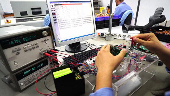 <p>Punta işlemlerini seri üretime daha uygun hale getirebilmek için gereken makineyi yurt dışından almak adına çalışmalar yürüttüklerini ifade eden Elektrik Mühendisi Ahmethan Aycan, yurt dışında 60 bin dolara mal edilen makineyi kendi bünyelerinde mekaniği, yazılımı ve elektriksel çalışmalarıyla birlikte 35 bin dolara yaptıklarını söyledi.</p>