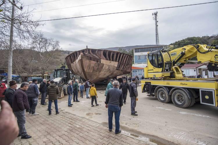 <p>O yüzden blok blok halinde yapıp, buraya getirip burada tamamlayıp suya atıyoruz. Ama tabii ki burayla ilgili herhangi bir çalışma olursa, burada çok büyük bir istihdam yaratmayı düşünüyoruz. Şu an yanımızda on beş tane personel var. Ama burada üç dört tane tekneyi yan yana kurarsan, burada en az yüz kişi, yüz elli kişiye istihdam sağlayabiliriz.Çünkü köyümüzün nüfusu altı yüz kişi. Burada bu imkanı sağlayabiliriz” dedi.</p>