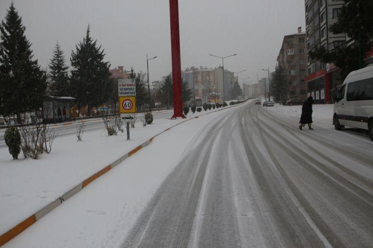 <p>Gece ve sabah saatlerinde aralıklarla devam eden kar yağışı bazı ilçelerde etkisini artırdı. </p>