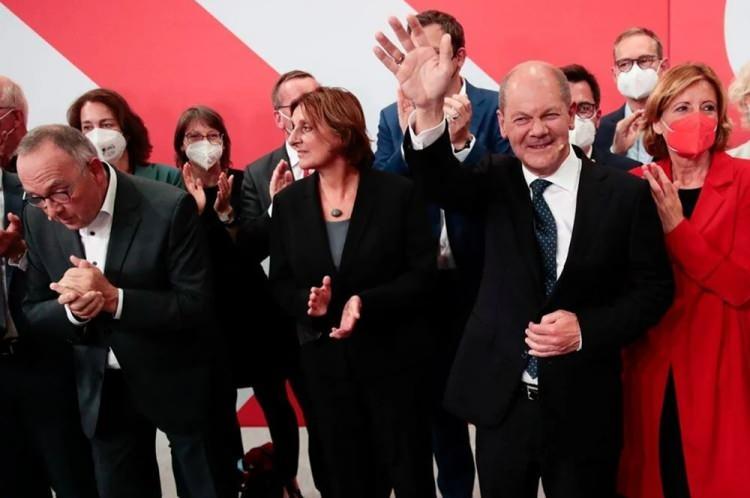 <p>26 EYLÜL - ALMANYA SEÇİMLERİ</p>

<p>Almanya'da 16 yıllık Angela Merkel dönemini bitiren seçim gerçekleşti. Resmi ön sonuçlara göre, Sosyal Demokrat Parti (SPD) yüzde 25,7 ile birinci, muhafazakar Hristiyan Birlik Partileri (CDU-CSU) yüzde 24,1 ile ikinci sırada yer alırken, üçüncü sıradaki Yeşiller Partisi yüzde 14,8 ve dördüncü sıradaki Hür Demokrat Parti(FDP) yüzde 11,5 oy aldı. Sosyal Demokrat Parti (SPD) lideri Olaf Scholz, seçimler sonrasında Merkel’in yerine geçecek kişi olurken, seçim sonuçlarının kendisini memnun ettiğini söyledi.</p>
