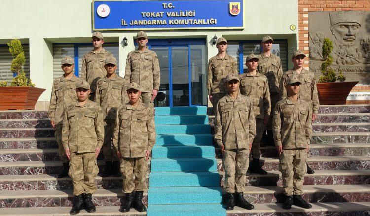 <p>Tokat İl Jandarma Komutanlığında vatani görevini yapan 6 ikiz Mehmetçik görenleri şaşırtıyor.</p>
