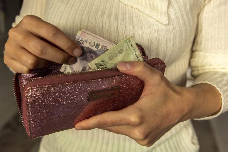 <p>TÜİK'in açıkladığı enflasyon verileri yeni yılda memur ve memur emeklilerinin enflasyon farkıyla birlikte yüzde 16-17 civarında zam alacağına işaret ediyor.</p>