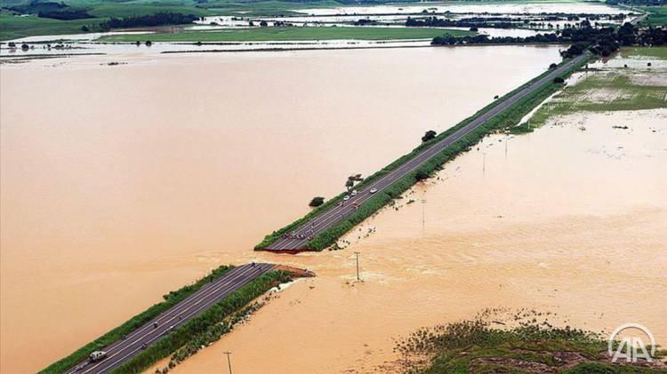 <p>Bahia Eyaleti Sivil Savunma ve Koruma Gözetiminden (Sudec) yapılan açıklamada, bölgede kasımdan bu yana devam eden yağmurlar nedeniyle ölenlerin sayısının 21'ye çıktığı bildirildi.</p>

