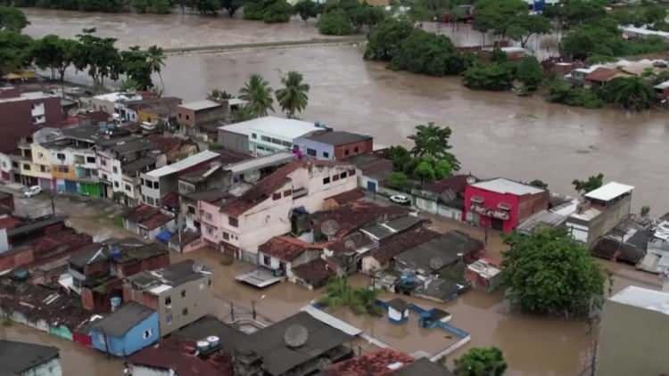 <p>Brezilya'nın kuzeydoğusundaki Bahia eyaletinde, şiddetli yağmurların neden olduğu sel felaketinde hayatını kaybedenlerin sayısı 21'e, acil durum ilan edilen kent sayısı 136'ya yükseldi.</p>
