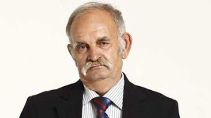 <p><strong>ALİ DEMİREL</strong></p>
<p>28 HAZİRAN</p>
<p>Tiyatro sanatçısı Ali Demirel, Muğla'nın Marmaris ilçesinde tedavi gördüğü hastanede 77 yaşında hayatını kaybetti.</p>
<p>Özellikle, 1980'li yıllarda Levent Kırca ve Oya Başar'ın hazırladığı televizyona hazırladığı "Olacak O Kadar" adlı komedi programında canlandırdığı karakterlerle izleyicinin hafızasında yer edinen Demirel, oyunculuğu 2018 yılına kadar devam etti.</p>