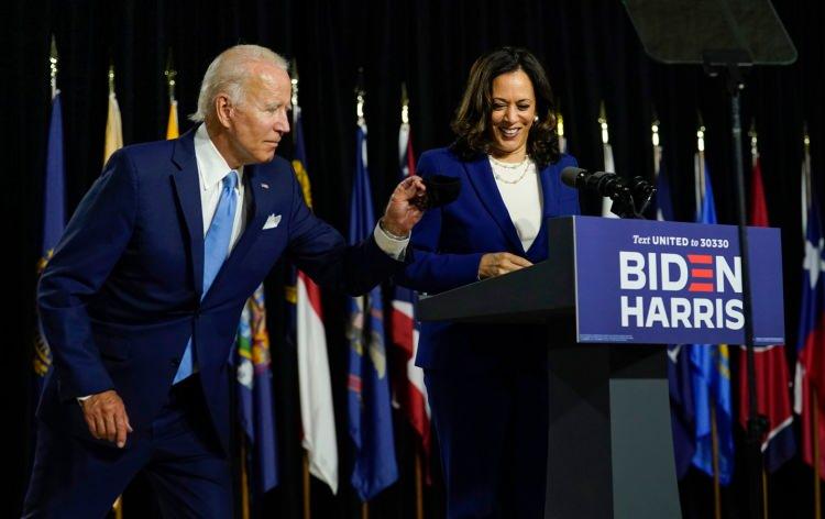 <p><strong>20 Ocak: Biden-Harris dönemi </strong></p>

<p>Demokrat Parti lideri Joseph R. Biden, ABD tarihinin en çekişmeli seçimlerinden biri olan Kasım 2020'de yapılan başkanlık seçimlerini resmen kazandı. 20 Ocak 2021'de Amerika Birleşik Devletleri'nin 46. Başkanı olarak yemin etti.</p>

<p>Biden'ın seçimler sırasındaki ikinci yardımcısı Kamala Harris, ABD'nin ilk kadın, ilk siyah Amerikalı ve ilk Güney Asya Amerikalı başkan yardımcısı olarak yemin etti.</p>

<p>Harris, Başkan Yardımcısı olmadan önce Kaliforniya'dan ABD Senatörü olarak görev yapmıştı. Aynı zamanda San Francisco Bölge Savcısı ve California Başsavcısıydı.</p>

<p>Fransa başta olmak üzere birçok ülke lideri tarafından Harris'e bir sonrasi başkan gözüyle bakılıyor.</p>
