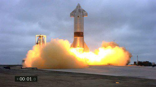 <p><strong>5 Mayıs: SpaceX'in başarısı</strong></p>

<p>Elon Musk'ın SpaceX'inin bir Starship prototipi olan SN15, yüksek irtifa fırlatmasının bir parçası olarak şirketin Boca Chica, Teksas tesisinden yaklaşık 9,6 km yüksekliğe çıktı.</p>

<p>Planlandığı gibi, üç Raptor motoru kapandı ve ardından Dünya'ya iniş başladı. Motorlardan ikisi, inişten hemen önce yeniden çalıştı ve SN15, fırlatma rampasının yakınında başarılı bir iniş yaptı.</p>

<p>SpaceX, bir Starship prototipini kurtarmada ilk kez başarıya ulaştı. Tüm geçmiş prototipler iniş denemelerinde imha edilmişti. Başarı, şirketin Ay'ın yanı sıra Kızıl Gezegene insan ve kargo göndermeyi planladığı Mars planları için çok önemli. </p>
