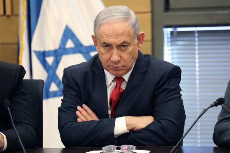 <p><strong>13 Haziran: Netanyahu dönemi bitti</strong></p>
<p>İsrail parlamentosu Knesset, 60'a karşı 59 oyla, bir parti koalisyonuna ülkede hükümet kurma hakkını verdi. Bu, ülkenin en uzun süre görev yapan başbakanı olan Benjamin Netanyahu'nun 12 yıllık saltanatını etkili bir şekilde sona erdirdi.</p>
<p>Koalisyon partileri arasındaki güç paylaşımı anlaşmasının bir parçası olarak, Naftali Bennet ilk iki yıl boyunca Netanyahu'nun yerine başbakan oldu.</p>
<p>Yair Lapid, hükümetin kalan iki yılı için başbakan olacak. Oylama aynı zamanda 2019'dan bu yana dört erken seçime tanık olan İsrail'deki siyasi belirsizliğin de sonunu getirdi.</p>