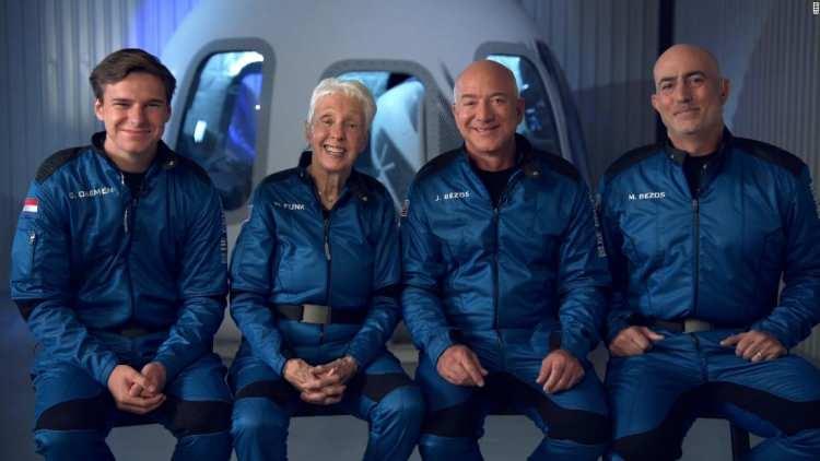 <p><strong>19 Temmuz: Uzayda bir tur atmaca</strong></p>
<p>Amazon'un kurucusu Jeff Bezos'un uzay uçuşu şirketi Blue Origin, milyarderi ve diğer üç kişiyi yörünge altı uzaya alarak ilk mürettebatlı görevini gerçekleştirdi.</p>
<p>Blue Origin'in Yeni Shepard aracı, Teksas'taki Van Horn kasabası yakınlarındaki Fırlatma Alanı Bir'den havalandı ve dünya çapında tanınan uzay sınırı olan 100 km'de Kármán hattını geçti. Yolcularla birlikte kapsül, planlanan 11 dakikalık yolculuğu tamamladıktan sonra başarıyla Teksas'a geri döndü.</p>