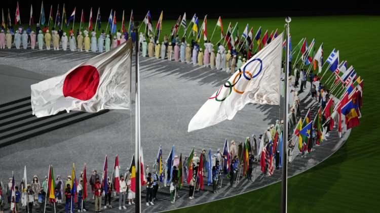 <p><strong>23 Temmuz: Tokyo Olimpiyatları </strong></p>
<p>Tokyo'daki 2020 Yaz Olimpiyatları, pandemi nedeniyle planlanan 24 Temmuz - 9 Ağustos 2020 çerçevesinden bir yıllık bir gecikmenin ardından gerçekleştirildi. Tarihte ilk kez Olimpiyat Oyunları yeniden planlanmıştı.</p>
<p>Oyunlar, test ve karantina dahil olmak üzere turnuva sırasında COVID-19'un yayılmasını önlemek için bir dizi kural ve yönerge kapsamında gerçekleştirildi. Tokyo'da olağanüstü hal ilan edildiğinden stadyumlara seyirci alınmadı.</p>