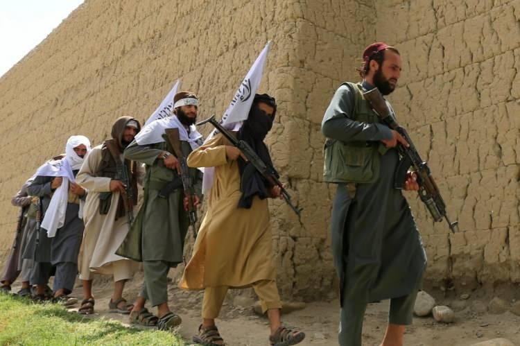 <p><strong>15 Ağustos: Kabil, Taliban'ın eline geçti</strong></p>
<p>Taliban, Cumhurbaşkanı Eşref Ghani'nin ülkeden kaçmasından saatler sonra başkenti ele geçirdi.</p>
<p>Kabil'in düşüşünden bir gün sonra Joe Biden, Washington'un Taliban'ın ilerleyişi hakkındaki göze çarpan istihbarat başarısızlığını kabul ederek, "Gerçek şu ki, bu beklediğimizden daha hızlı gelişti" dedi.</p>
<p>Ardından, yerel Afganistan nüfusunun tahliyesine ilişkin üzücü sahneler yaşandı. Dünyanın dikkatini çeken görüntüler, çaresiz Afganların ABD Hava Kuvvetleri'ne ait bir C-17 Globemaster uçağının kalkış sırasında iniş takımlarına tutunmaya çalıştığını ve ardından bazılarının düşerek öldüğünü gösterdi.</p>
<p>Taliban iktidara geldiğinden beri kadınlar zorunlu olarak başörtüsü takmaya zorlanıyor, erkeklerle birlikte eğitim alamıyor ve diğer kısıtlamaların yanı sıra son olarak tek başlarına seyahat de edemiyor.</p>