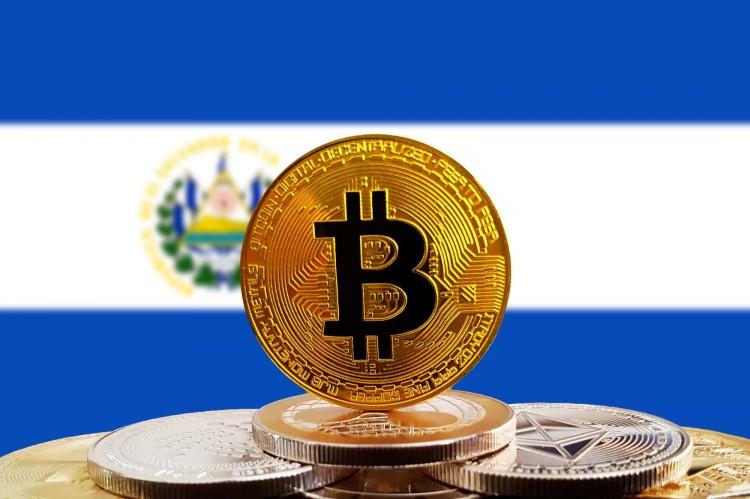 <p><strong>7 Eylül: Bitcoin ilk kez yasal</strong></p>
<p>Güney Amerika ülkesi, dünyada bir kripto para birimi olan Bitcoin'i yasal ödeme aracı olarak kabul eden ilk ülke oldu.</p>
<p>Başkan Nayib Bukele daha önce Bitcoin'in kabul edilmesinin vatandaşlarının çoğuna "geleneksel finansal hizmetler" olmadan yardımcı olacağını, yatırımları artırmanın ve gurbetçi Salvadorluların parayı daha etkili bir şekilde havale etmesine izin vereceğini söylemişti.</p>
<p>Başkan ayrıca, hükümetin o sırada yaklaşık 26 milyon ABD doları değerinde olan 550 Bitcoin'e sahip olduğunu söyledi.</p>