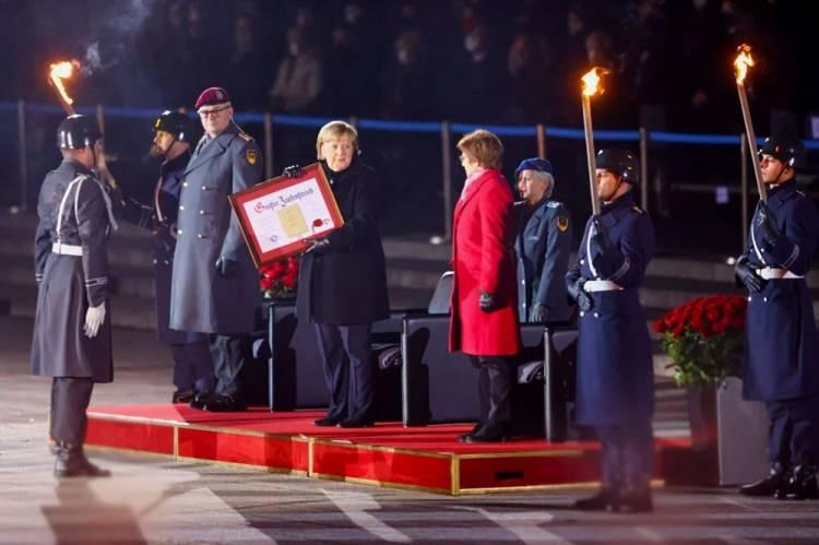 <p><strong>2 Aralık: Merkel'e bandolu veda</strong></p>
<p>Almanya Federal Meclisi'ndeki oylamada Sosyal Demokrat Parti Milletvekili ve Maliye Bakanı Olaf Scholz, ilk turda başbakan seçildi.</p>
<p>Başbakan Scholz, yemin töreninin ardından Angela Merkel'den görevi devraldı.</p>
<p>2005'te başbakan seçilen Merkel, Almanya tarihinde 16 yıl 16 gün ile Helmut Kohl'dan sonra en uzun süre Başbakanlık yapan ikinci kişi oldu. Merkel için 2 Aralık'ta askeri bandolu veda seremonisi gerçekleştirildi. </p>