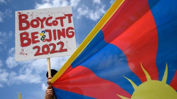 <p><strong>6 Aralık: Pekin'e boykot kararları</strong></p>
<p>ABD, İngiltere ve Avustralya'nın ardından Kanada da Pekin'deki Kış Olimpiyatları'na diplomatik boykot uygulanacağını duyurdu.</p>
<p>Çin'de başta Uygurlular da olmak üzere etnik ve dini azınlıklara yönelik uygulanan politikalar, uluslararası camianın tepkisine neden oluyor.</p>