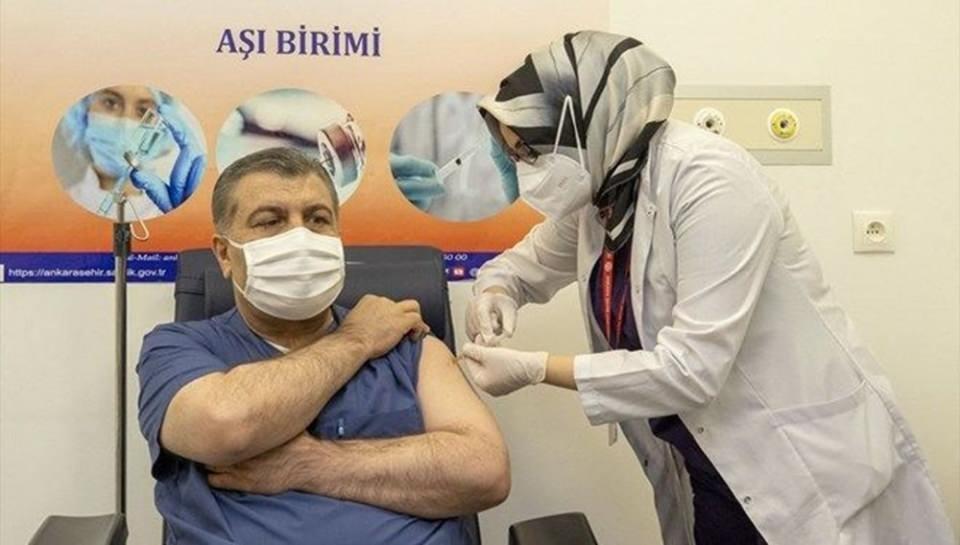 <p><strong>TÜRKİYE'DE AŞILAMA BAŞLADI<br />
<br />
Ocak</strong><br />
<br />
-Türkiye İlaç ve Tıbbi Cihaz Kurumunun, Çin'in Covid-19'a karşı geliştirdiği CoronaVac aşısı için "Acil Kullanım Onayı" vermesi ve aşının ilk dozunun uygulanmasına aynı gün Ankara Şehir Hastanesinde başlanması, ocak ayının önemli olayları arasında yer aldı.</p>

<p><strong>ÇİN AŞISI ONAYLANDI: İLK AŞIYI SAĞLIK BAKANI OLDU</strong><br />
<br />
-Sağlık Bakanı Fahrettin Koca, 17 ilde 128 kişide Covid-19'un İngiltere varyantının görüldüğünü açıkladı.</p>
