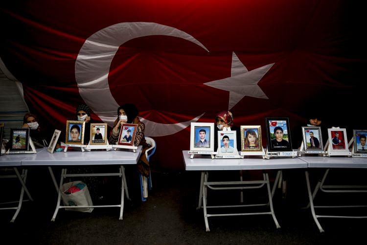 <p>Çocuklarının dağa kaçırılmasından HDP'yi sorumlu tutan annelerinin 3 Eylül 2019'da başlattığı oturma eyleminde şu ana kadar 33 aile evladını terörün pençesinden kurtardı.</p>

